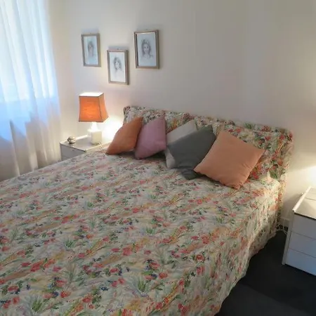 Διαμέρισμα Sleeps 6 Air Con