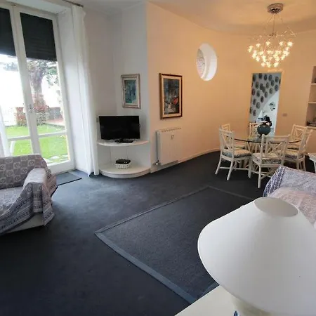 Διαμέρισμα Sleeps 6 Air Con *
